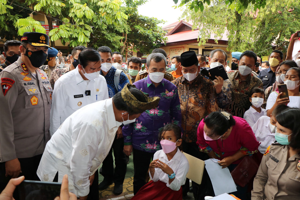 Wako Dampingi Mendagri Meninjau Langsung Vaksinasi Anak di SDN 36 Pekanbaru