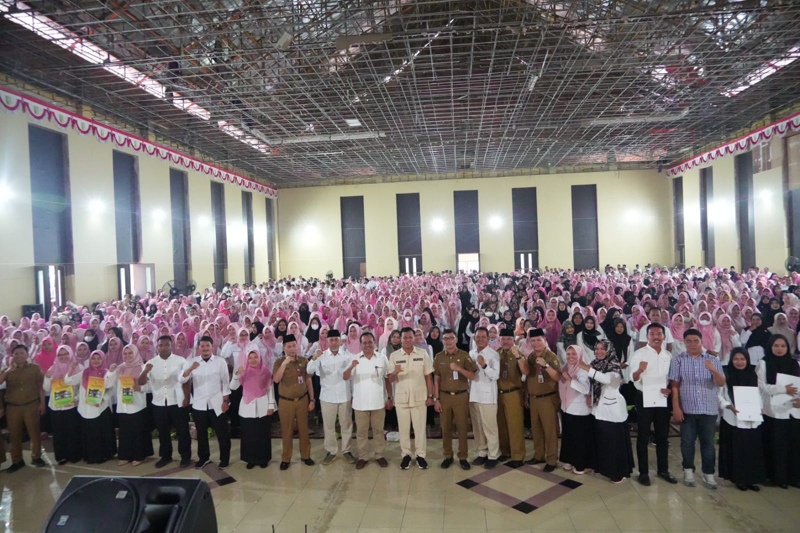 Insentif Lebih Baik, Ribuan Guru dan Tenaga Kesehatan di Kuansing menerima SK Honorer dari Bupati