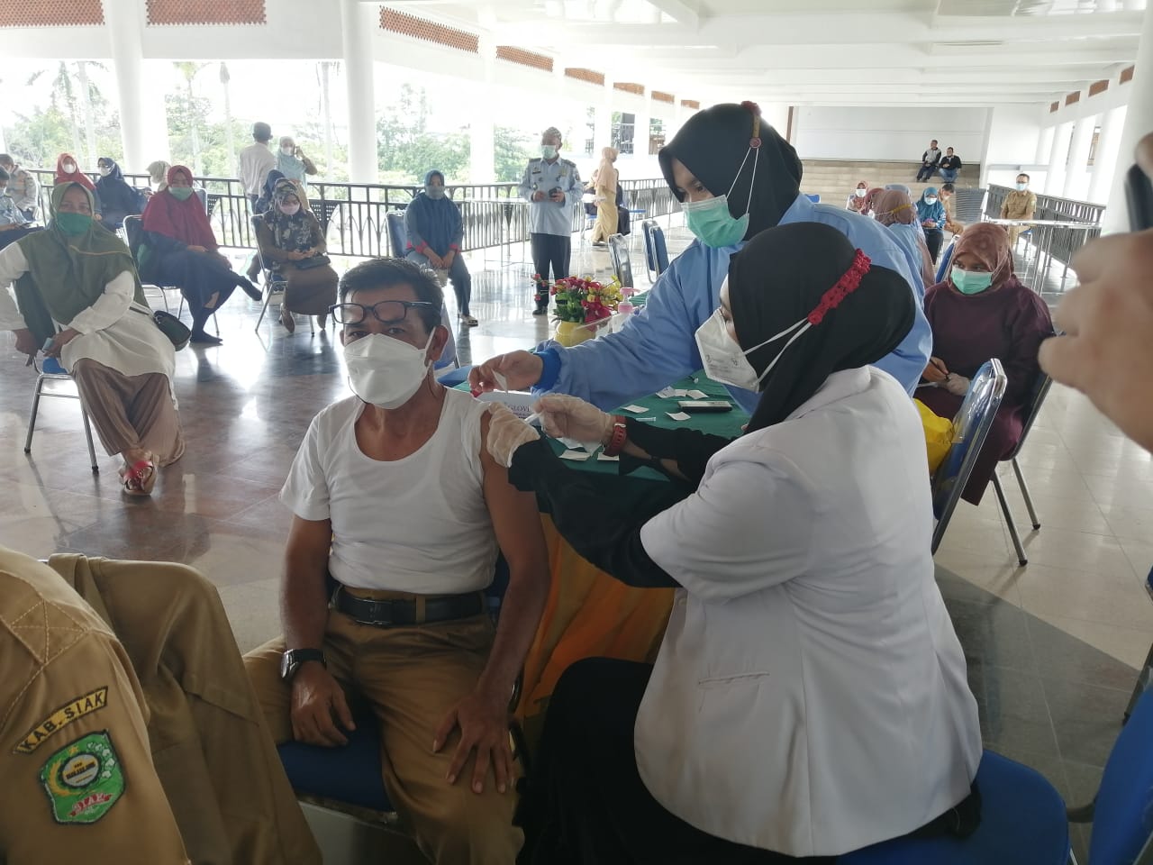Program Vaksinasi COVID-19 Secara Bertahap Dilaksanakan Di Beberapa Kecamatan Di Siak