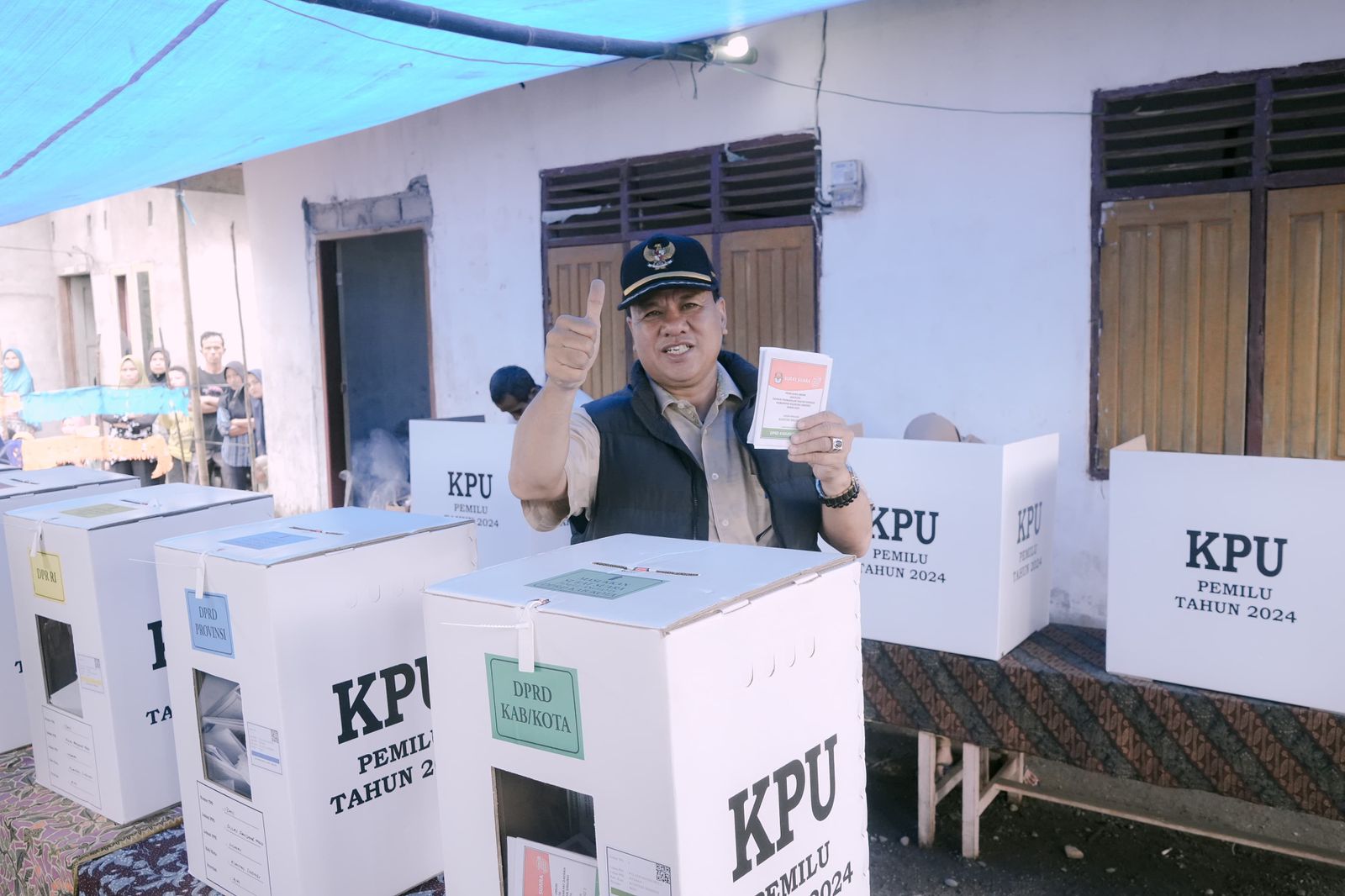 Bupati Mencoblos di TPS 01 Desa Pulau Panjang, Ajak Masyarakat Sukseskan Pemilu
