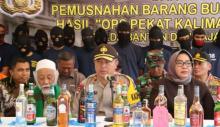 Polda Banten Musnahkan Ribuan Botol MIras