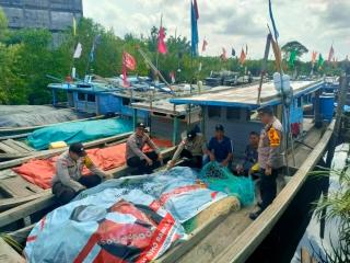 Kapolsek Bengkalis Sampaikan Pesan Pemilu Damai Kepada Nelayan hingga ke Selat Melaka