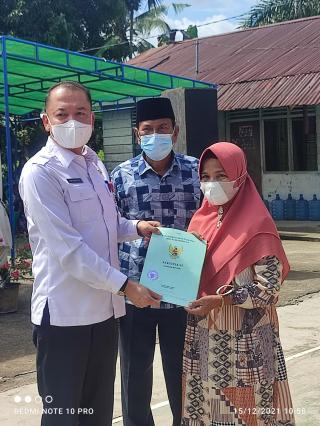 PT Ekadura Indonesia Serahkan 250 Sertifikat Petani Plasma Panca Usaha