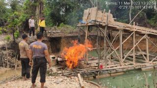 Kapolsek Kuantan Hilir Tertibkan 6 Unit Rakit PETI di Kecamatan Kuantan Hilir Seberang