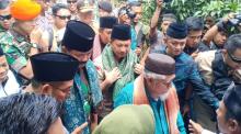 Sambutan Hangat, KH. TB Abdul Hakim kepada Panglima TNI dan Kapolri